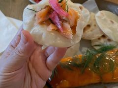 烟熏三文鱼配烤饺子皮和芥末籽酱-BOR Eatery(安福路店)