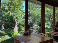 -Chom Cafe and Restaurant