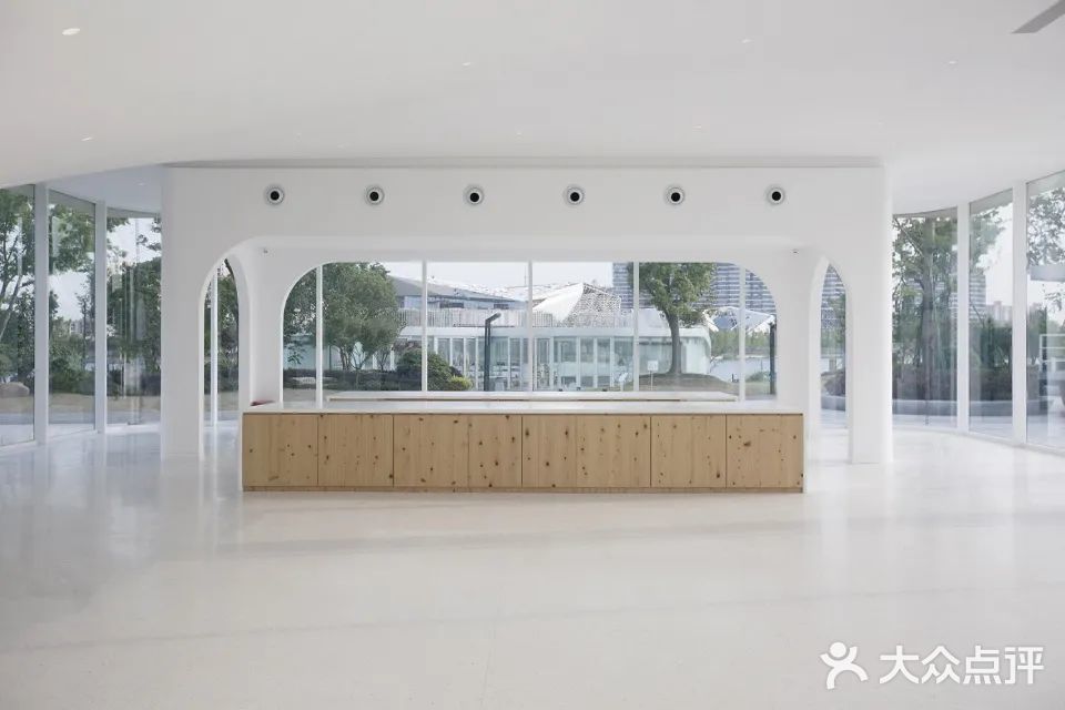 银杏天鹅湖位于嘉兴的秀水新区，以自然生态景观为依托