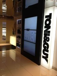 店门口-TONI&GUY
