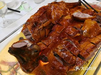 结果出品有惊喜。烧鹅皮脆肉香。阿拉斯加长脚蟹口味略淡