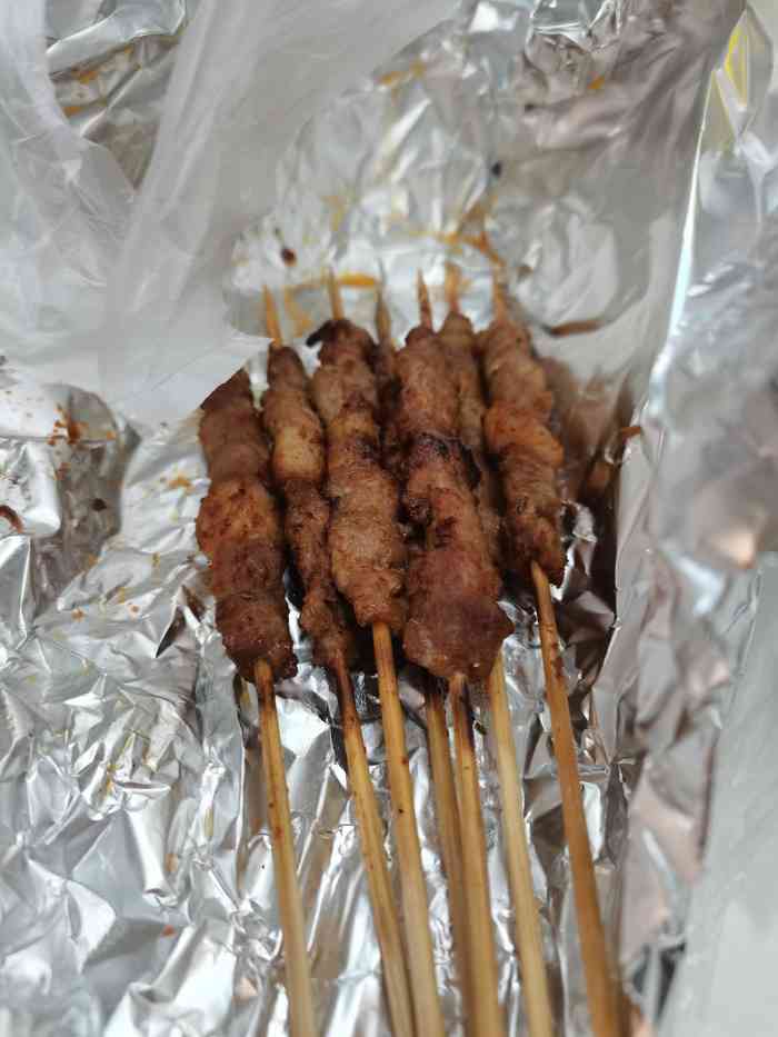[薄荷]环境: 点的外卖,包装很严,没有撒漏  「烤羊肉串」味道有点大