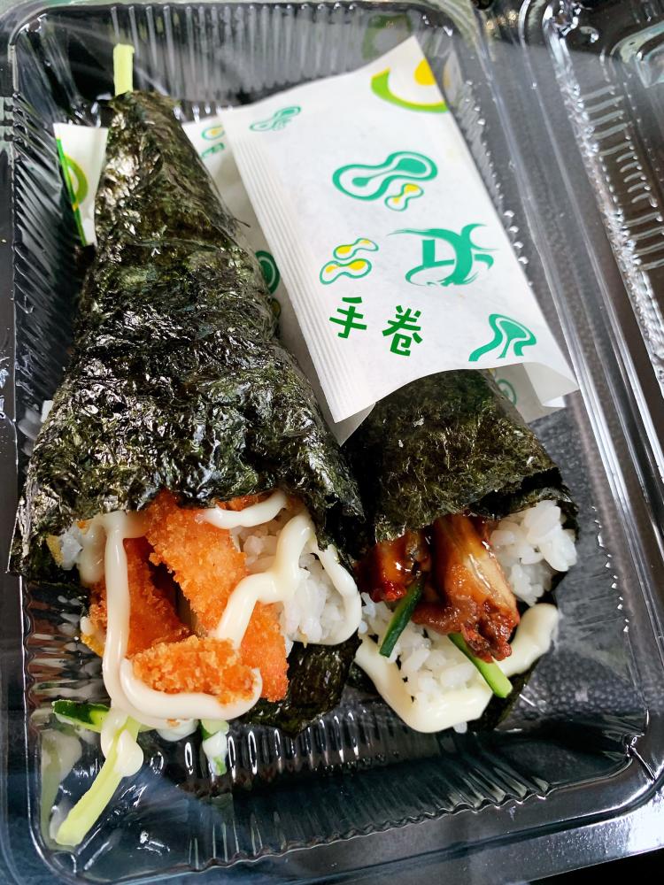 老字号小铺,味道确实好好哦 点了两种口味的章鱼小丸子一个柴鱼片的