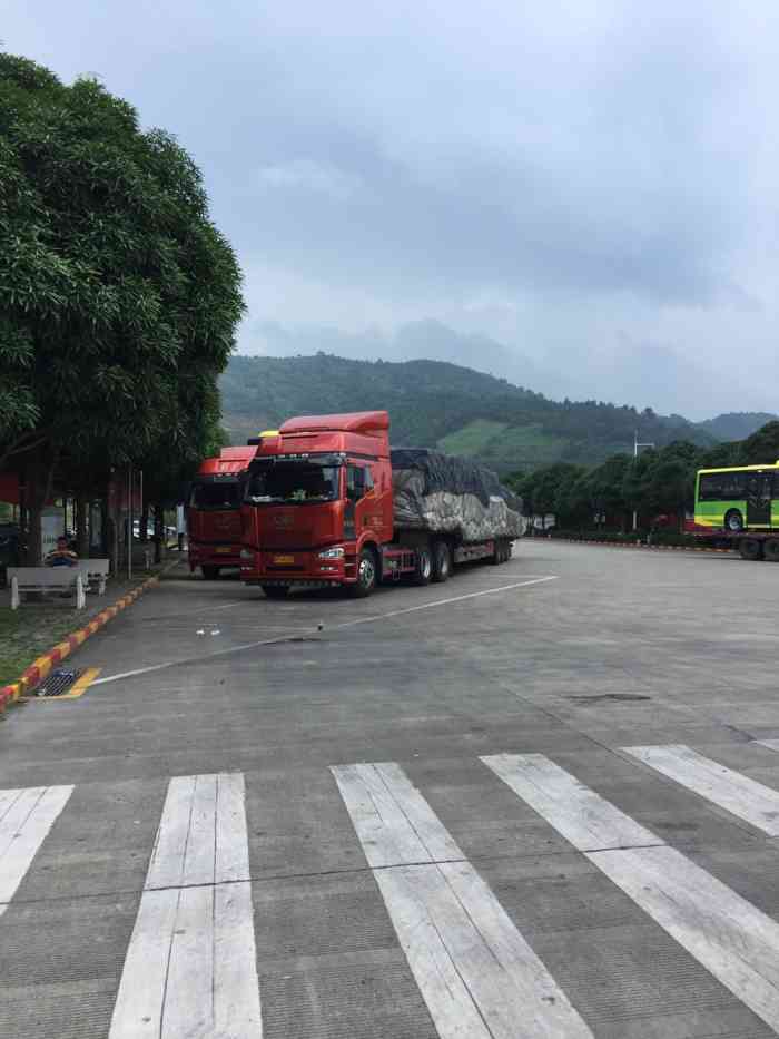 发达服务区-停车场-"87百色暴雨,迅速离开.96雨9715带飘.