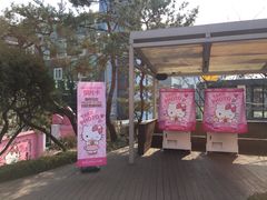 二层露天小院的拍照机-Hello Kitty Cafe(弘大店)