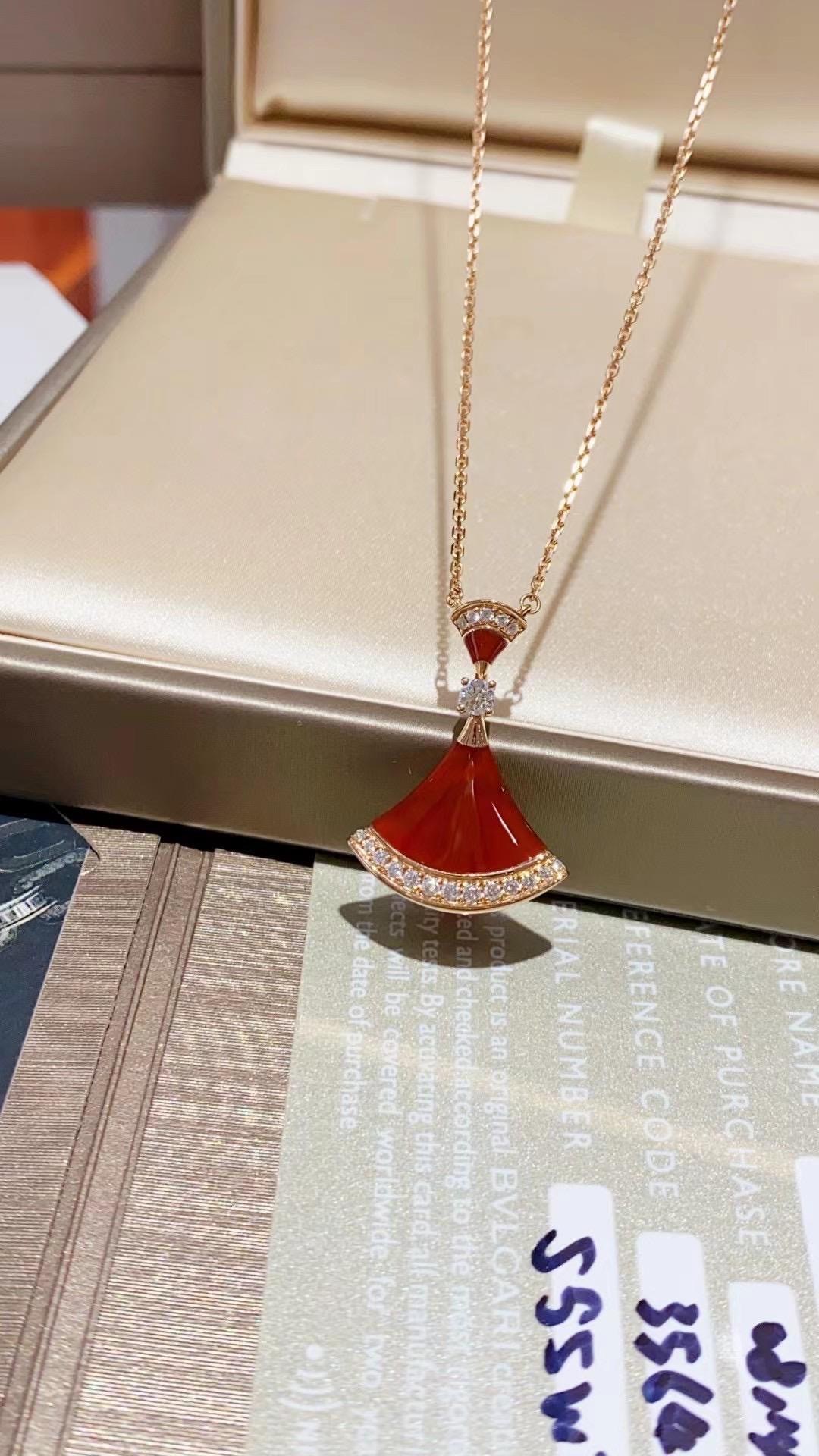女人味十足 红玉髓扇子钻石项链