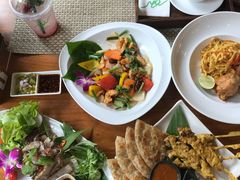 -Chom Cafe and Restaurant