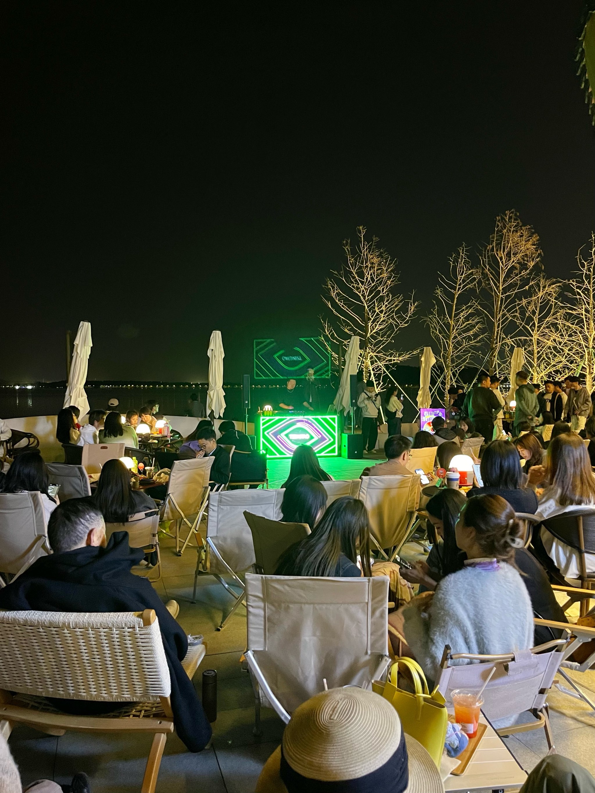 咖啡厅里的电音节,晚上的凌波门比白天还热闹👀