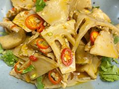 凉拌毛肚笋-菌子鲜汤野生菌锅