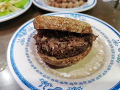 烧饼夹烧牛羊肉-老爆肚满五香烧牛羊肉