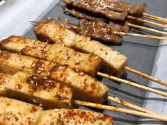 -何妹湿辣牛肉·粤式烧烤砂煲(桂雅路店)