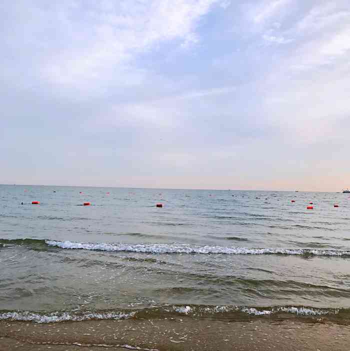 北戴河东海水浴场-"北戴河东海水浴场位于七桥南路与中海摊路交.