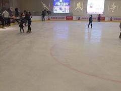-冰纷万象滑冰场(赣州华润万象城店)