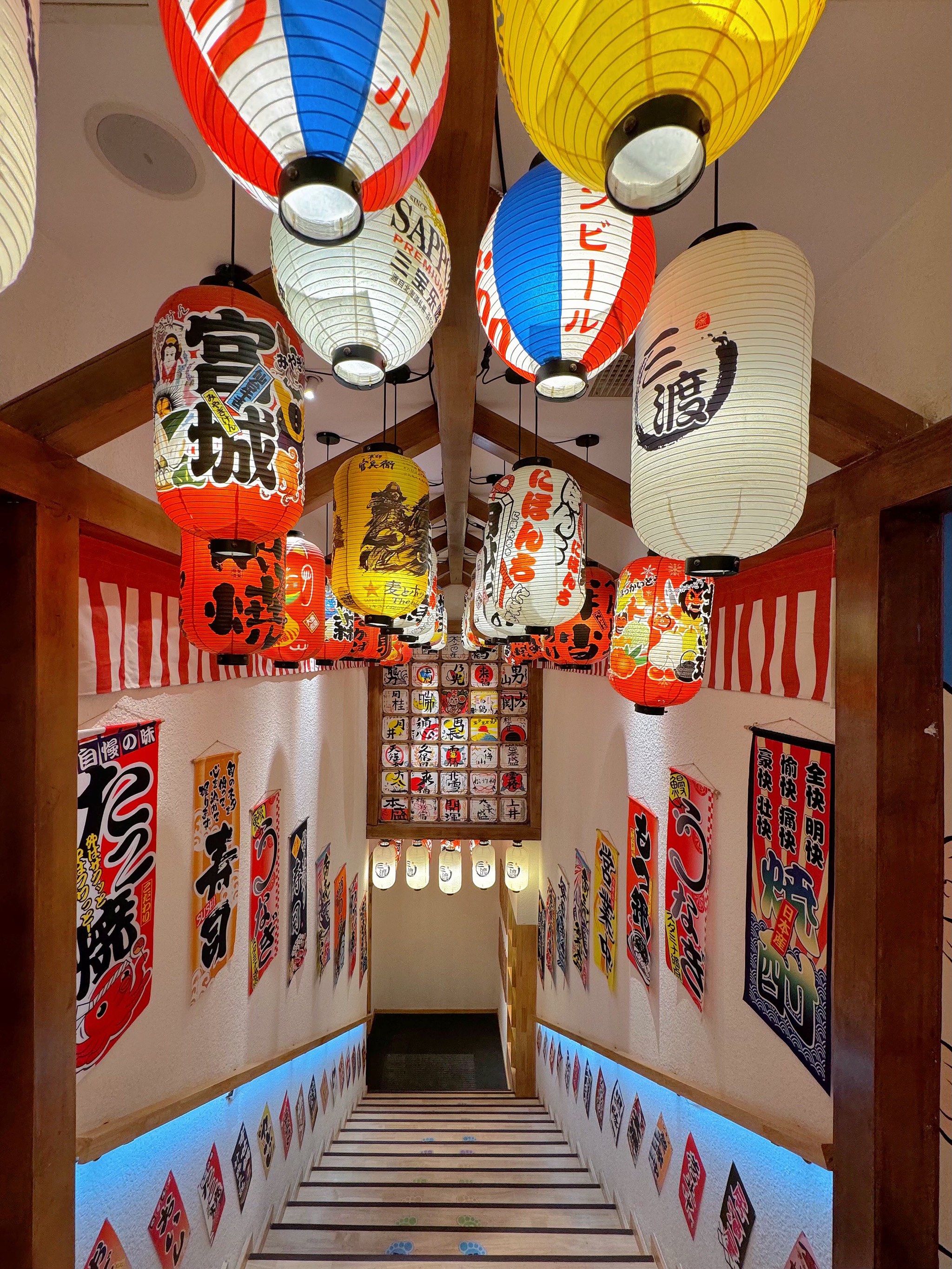 日式居酒屋
门口的灯笼墙🏮和木门
室内张贴满了日文海报📰