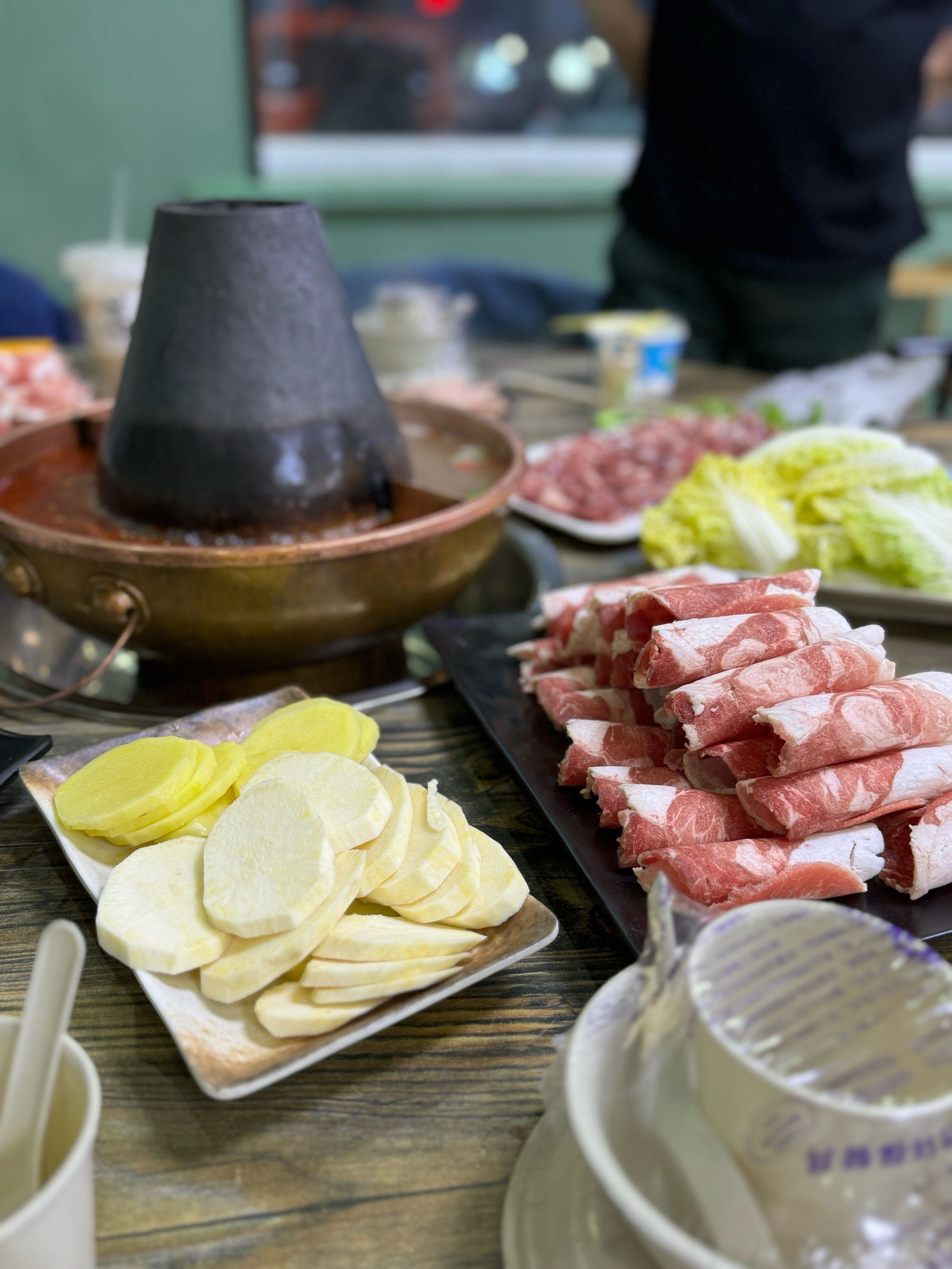 位于黑山头的一家铜锅涮肉,肉很纯,羊肉不膻,铜火锅吃起来更香,骑完马