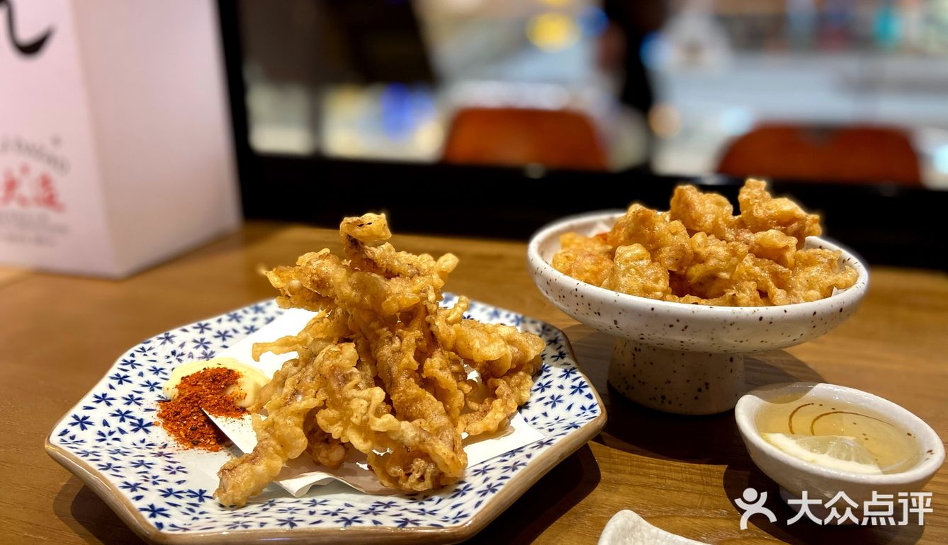 服务生超级热情，会主动来介绍店里的特色菜