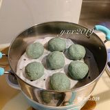 我又重新打过黑芝麻花生馅。然后加点白砂糖
