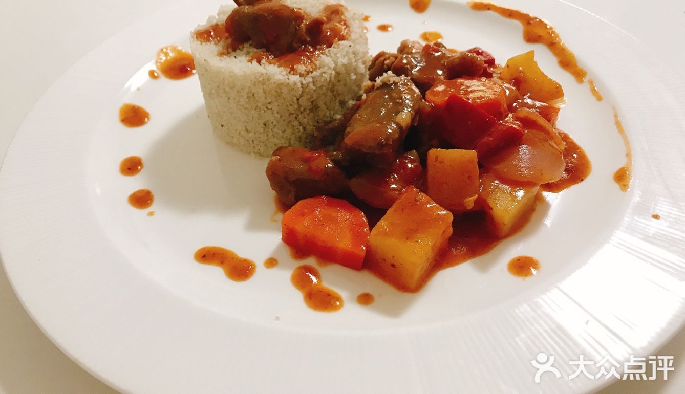 前两天逛超市买了一盒进口谷饲牛肉，很新鲜。主料