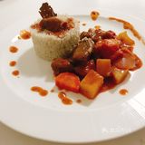 前两天逛超市买了一盒进口谷饲牛肉，很新鲜。主料