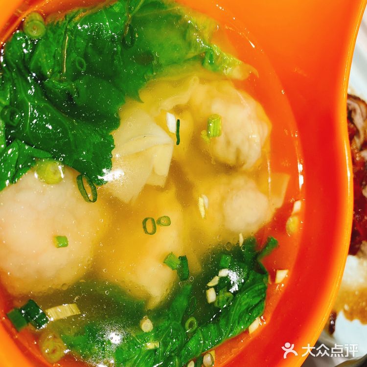 门口的招牌鸭让人非常有食欲，点了鲜肉糯米烧卖