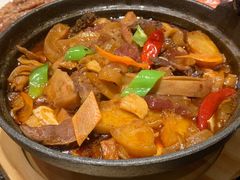 -何妹湿辣牛肉·粤式烧烤砂煲(桂雅路店)