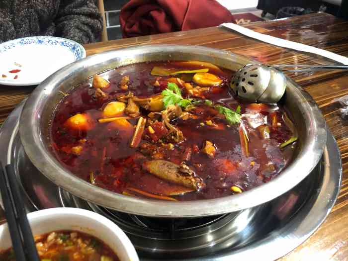 鑫源芋儿兔-"店铺位于海椒市街十字路口不远 门口搭了棚.