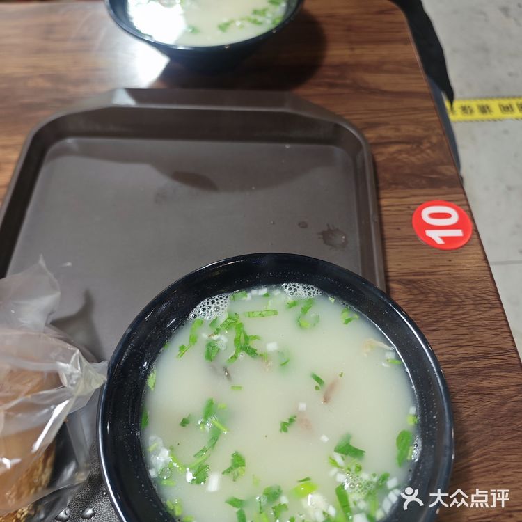 我们算是慕名而来，这应该是第四次来万红路羊汤了