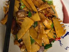 -阿瓦山寨·湘菜现炒·剁椒鱼头王(咸阳总店)