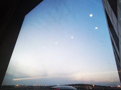 游泳池窗外望到T3航站楼-北京首都机场希尔顿酒店