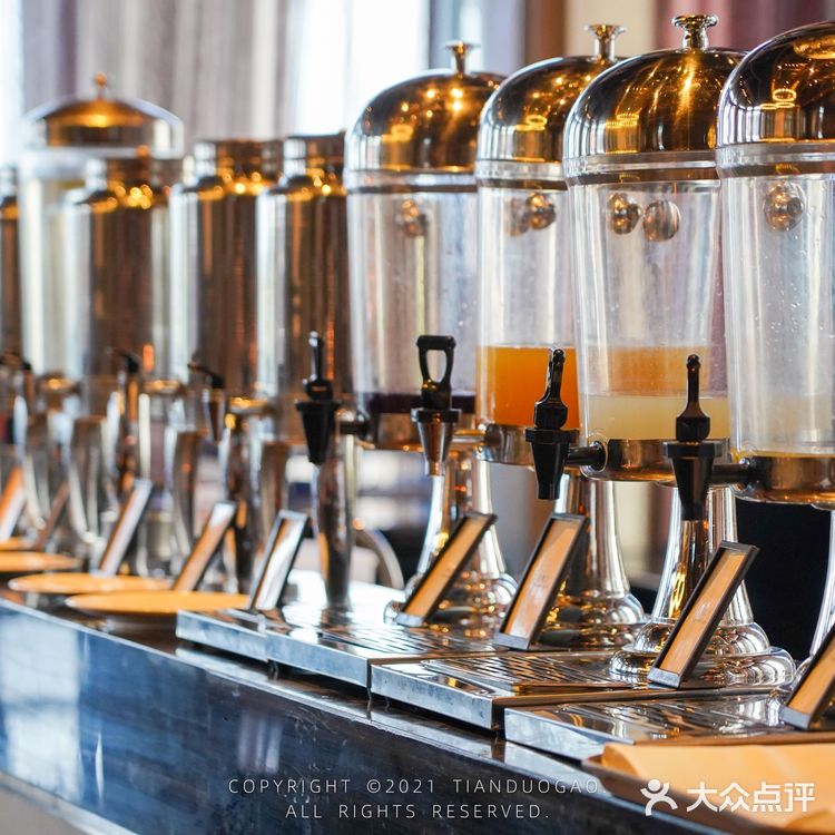 【这家武汉花园自助早餐，湖边樱花风景绝了】在武汉的度假酒店很