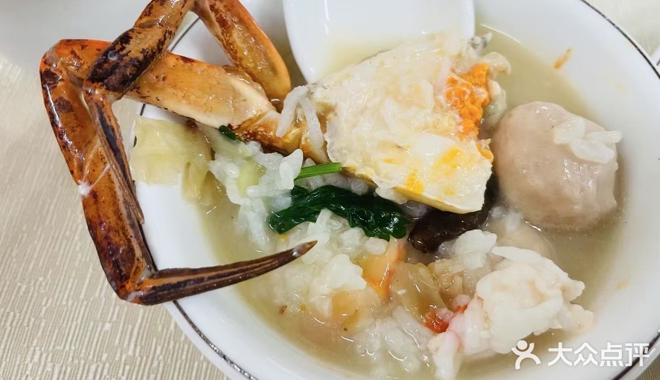 酒立方宵夜档位于常平的繁华地段，交通便利