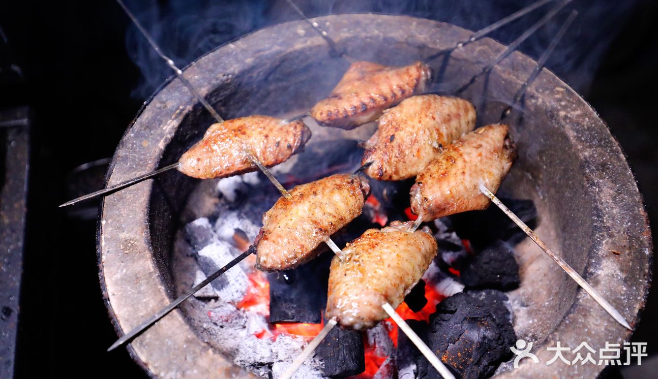 架一炭炉，几串烤肉，一杯冰啤，钟情于夜晚的静