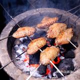 架一炭炉，几串烤肉，一杯冰啤，钟情于夜晚的静