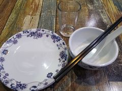 餐具摆设-丁里羊肉小镇(天鹅湖总店)