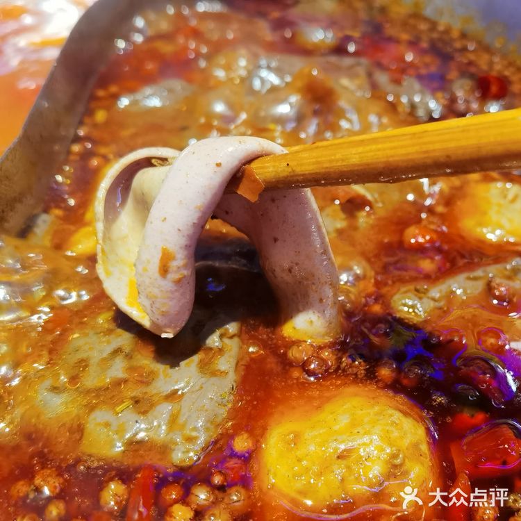 霓虹闪烁的正宗重庆火锅店