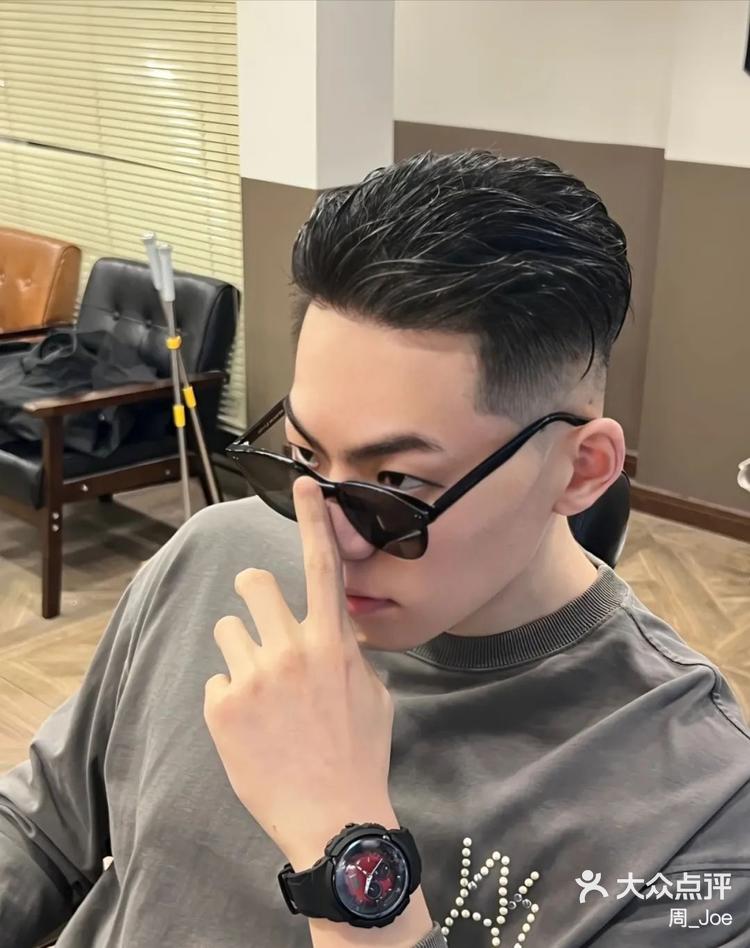 周_joe8月31日 21:41关注男士后背油头两边油头