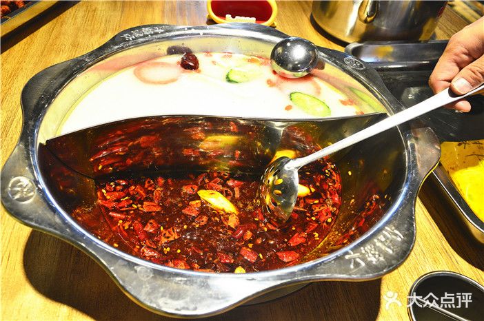 六婆串串香(祥和店)滋补鸳鸯锅图片 - 第1张