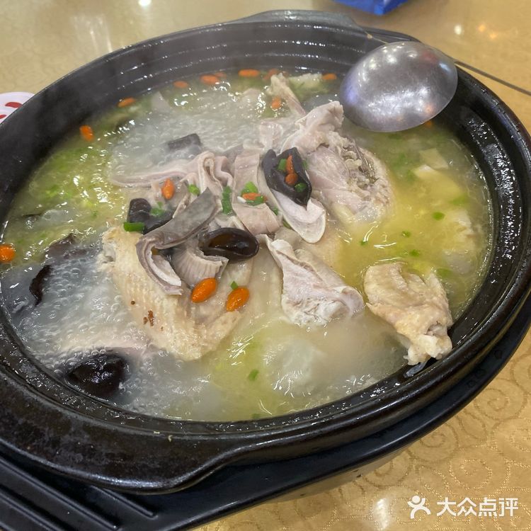 肚包鸡必点，还送锅巴，服务员帮盛第一碗汤