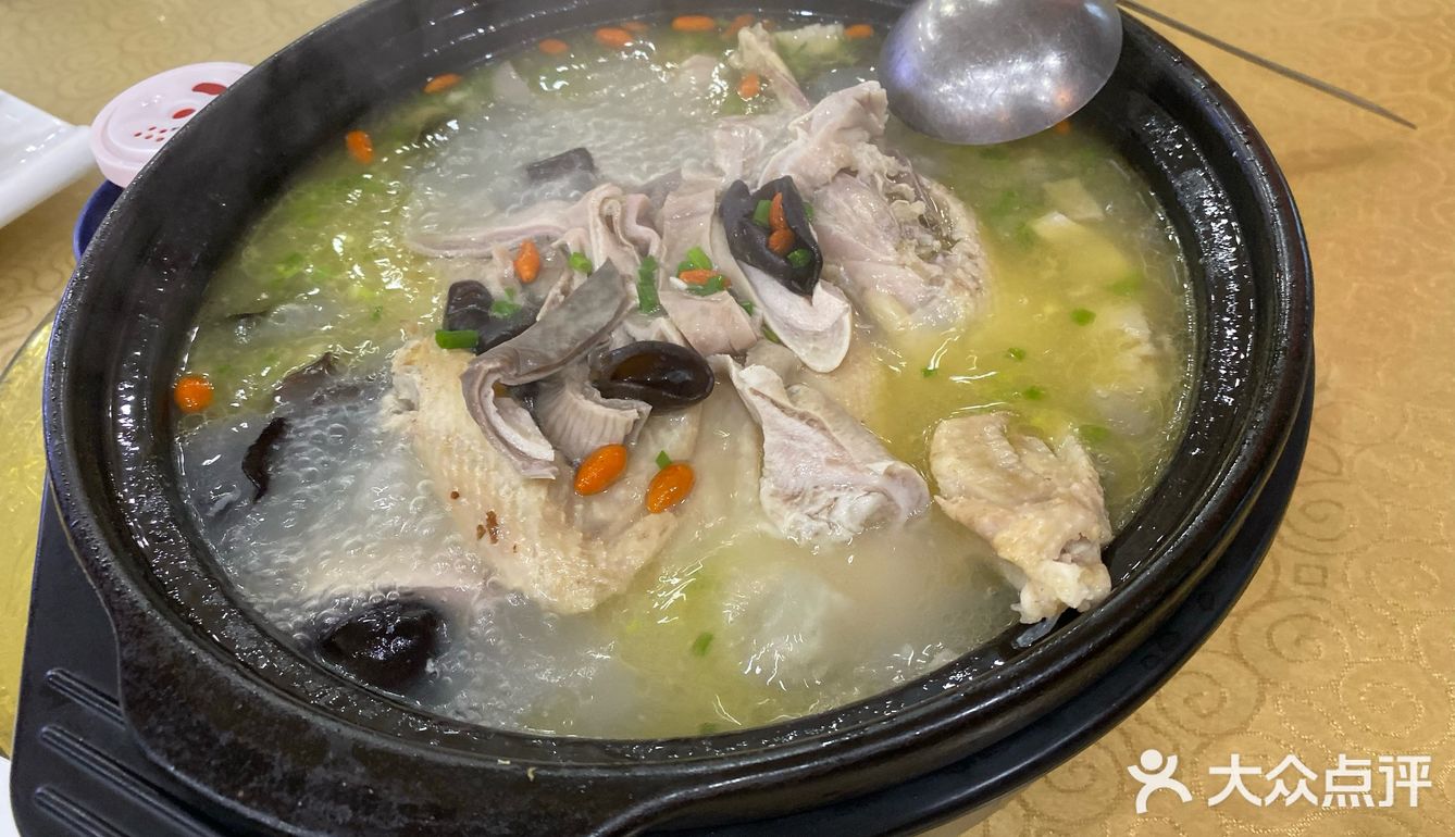 肚包鸡必点,还送锅巴,服务员帮盛第一碗汤