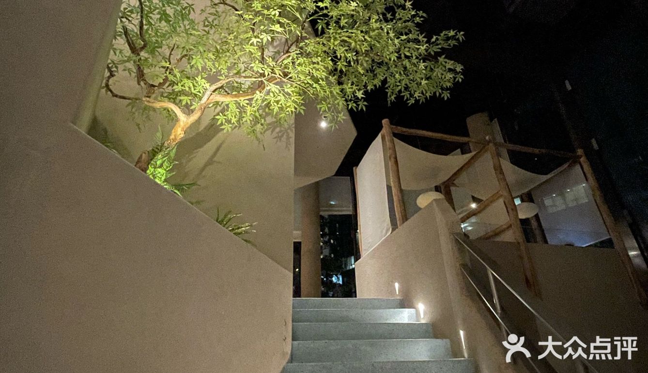 灯光茶香伴，玻璃盏倒影