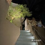 灯光茶香伴，玻璃盏倒影