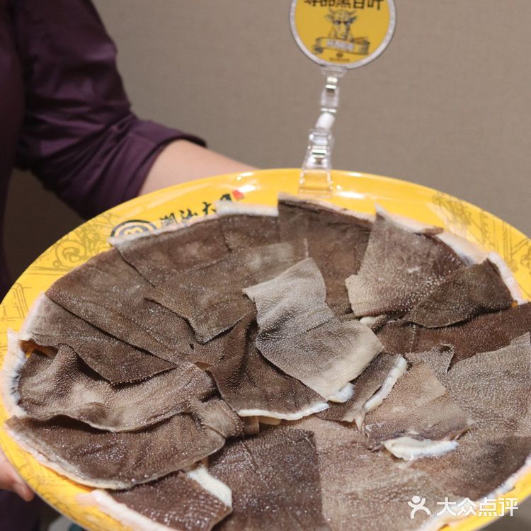 新店开业Ⅰ深圳必吃牛肉火锅，他们家的尊品雪花牛肉蛋糕太惊艳了