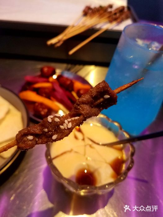燥次·烧烤酒场(万象城店)燥次筋神牛肉串图片