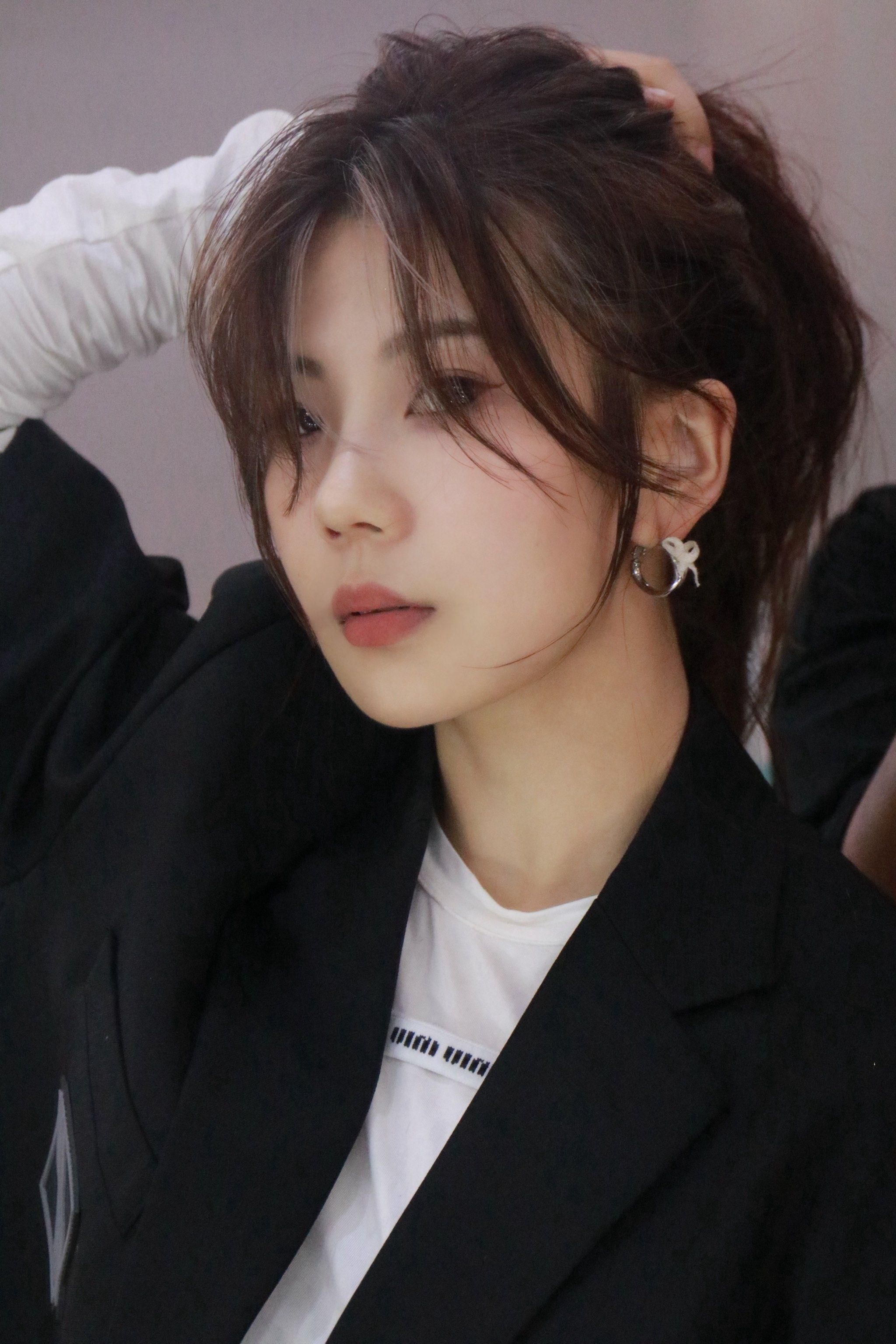 n这种发型层次感十足能够很好地修饰脸型让脸部线条看起来更加