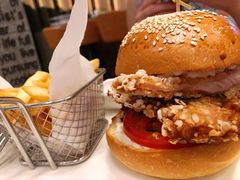 鸡排汉堡配香脆薯条-WOLFGANG PUCK KITCHEN & BAR(迪士尼小镇店)