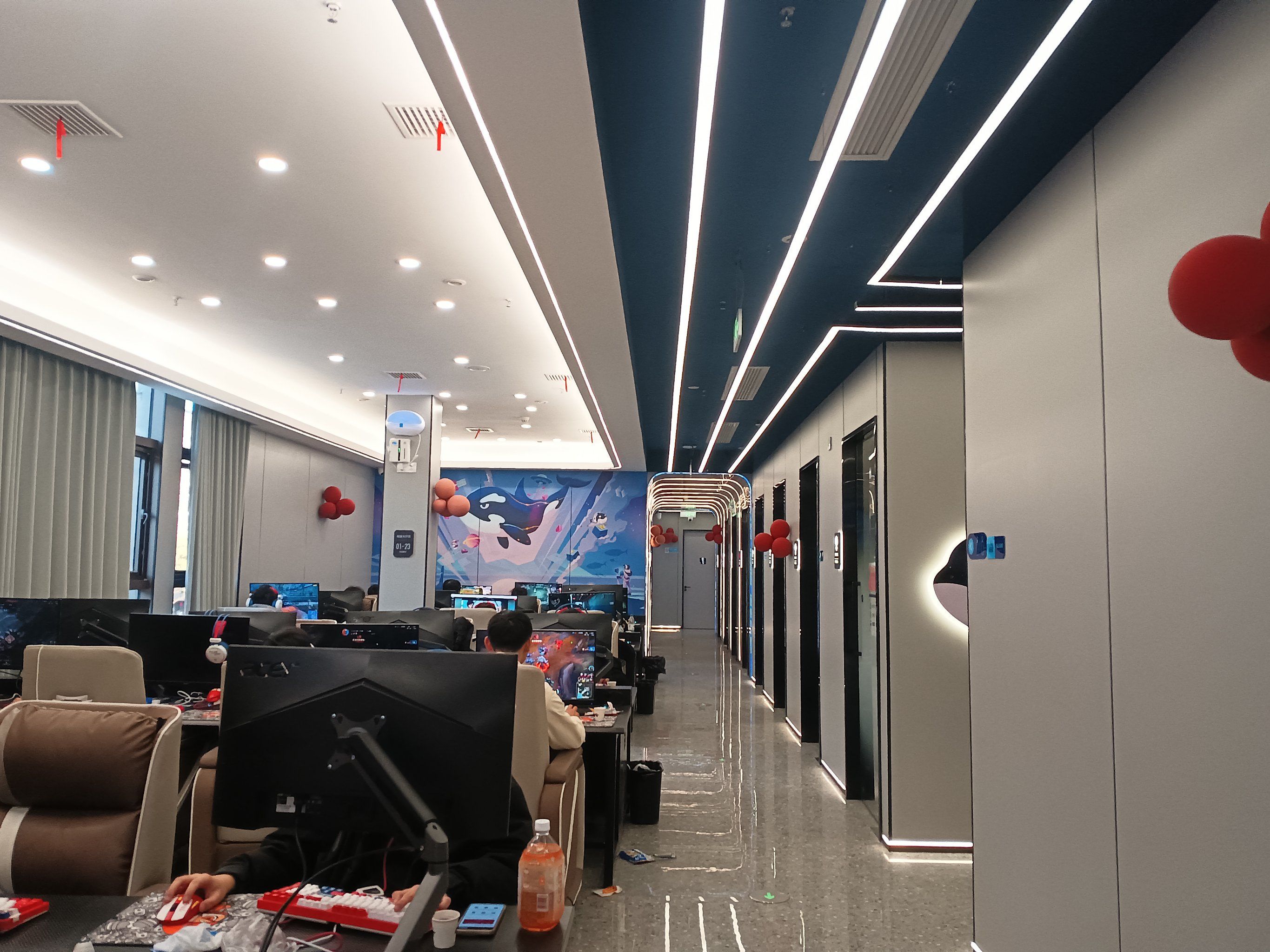 网鱼网咖网咖整体装修风格偏现代简约,桌