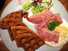 培根蛋窩夫-Lia Cafe Bar Restaurant松山咖啡屋