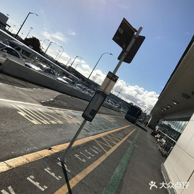 奥克兰国际机场，简介位于新西兰的奥克兰市芒格雷市郊