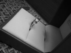 黑白照中钻石依然很闪哦！-威德钻石-克拉钻大本营(南京东路店)