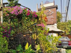 -Chom Cafe and Restaurant